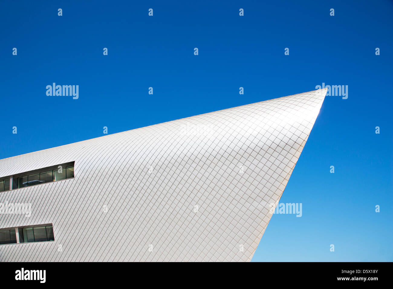 Modernes Gebäude gegen blauen Himmel Stockfoto