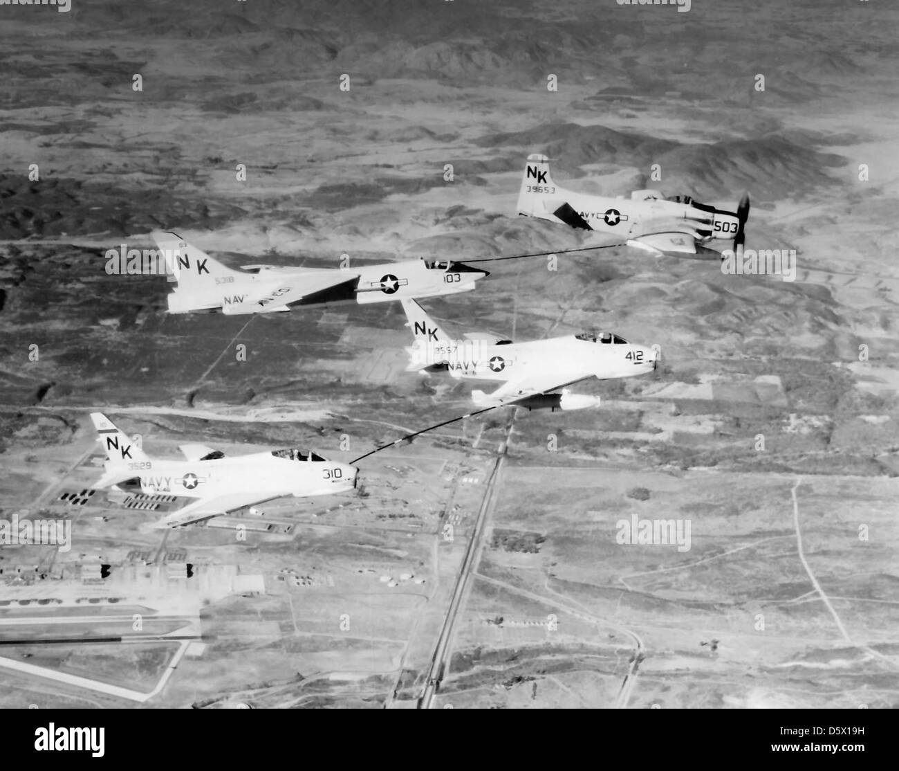 (CAG-14) Flugzeugbetankung. Douglas AD-6 kyraider" (VA-145), NK 503 und Vought F8U-1 "Crusader" (VF-141), NK 103; North American FJ-4B Fury" (VA-116), NK 412; und North American FJ-4B Fury" (VA-146), NK 310. Stockfoto