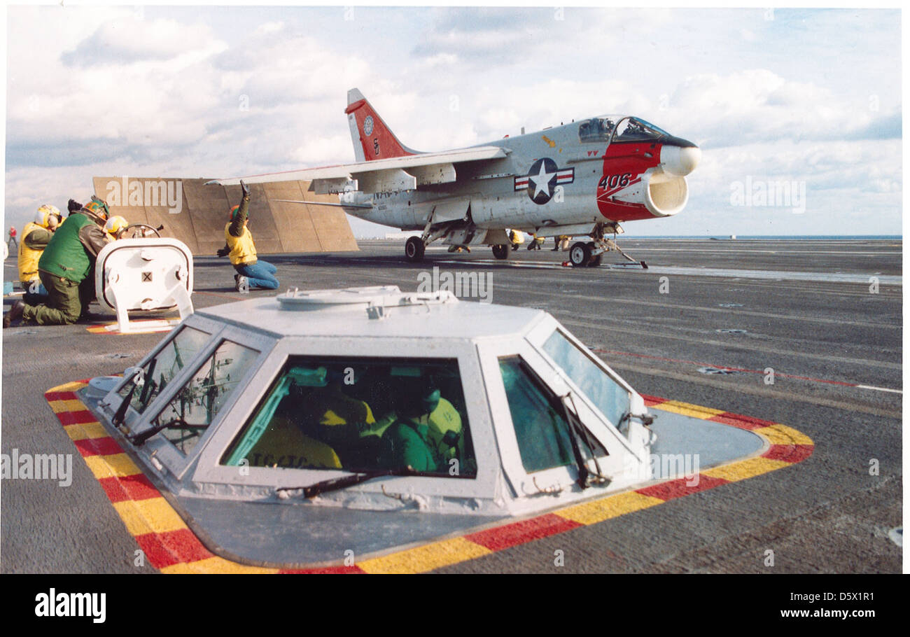 Katapult-Crew-Mitglieder darauf vorbereiten, starten Sie ein LTV A-7 "Corsair II" aus dem Katapult #2 an Bord der USS ABRAHAM LINCOLN (CVN-72). Stockfoto