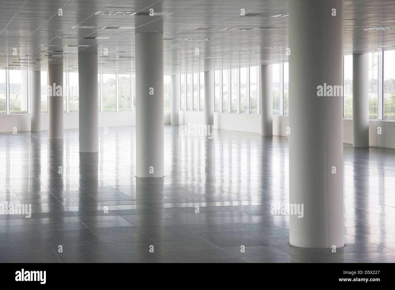 Säulen im leeren Bürogebäude Stockfoto