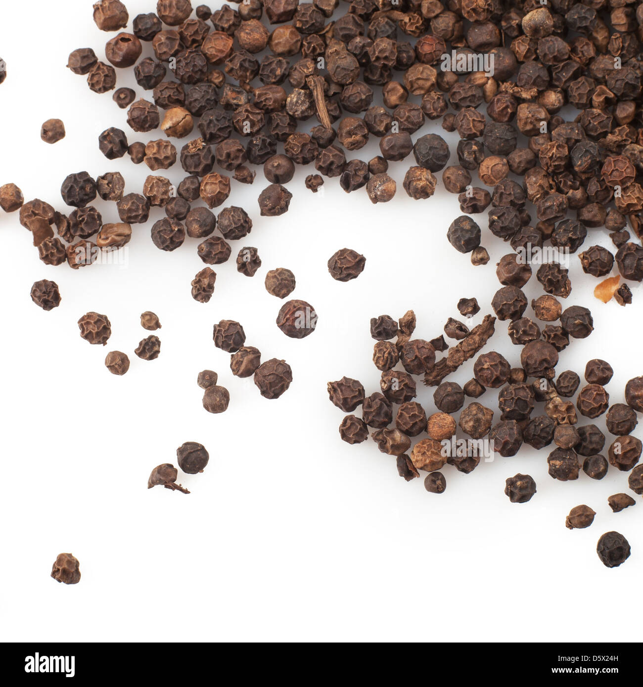 Nahaufnahme von schwarze Pfefferkörner in isolierten weißen Hintergrund Stockfoto