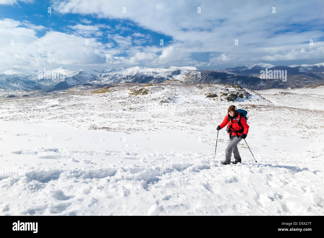 Ein Wanderer auf dem Weg zum Gipfel des hohen Sitz im Lake District Stockfoto