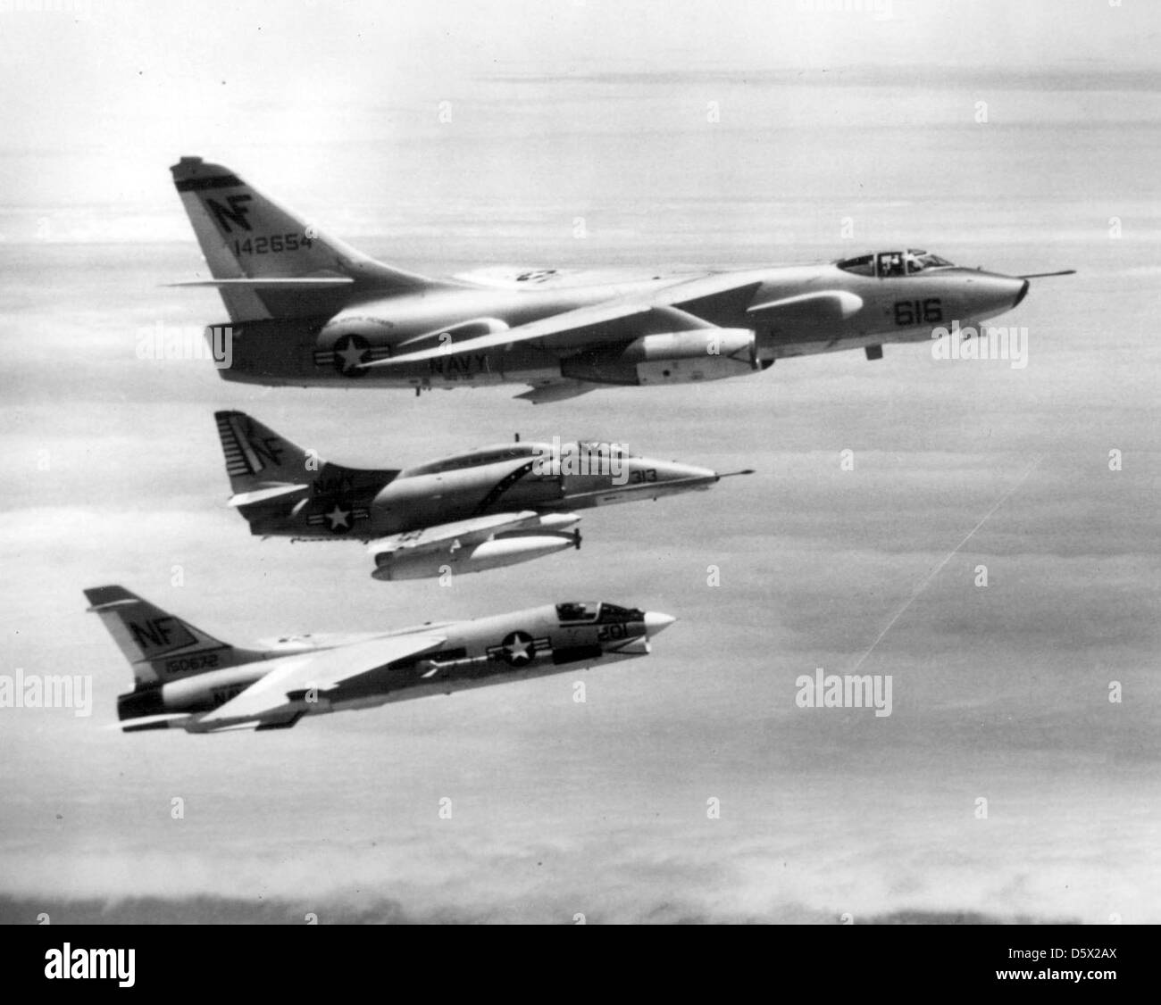 Eine Douglas EKA-3B kywarrior' von Electronic Attack Squadron (VAQ) 130 mit einer Douglas A-4 F kyhawk' der Attack Squadron (VA) 22 und einer Vought F-8J 'Crusader' der FS Fifty-Three (VF-53) vor der Küste von Vietnam. Stockfoto