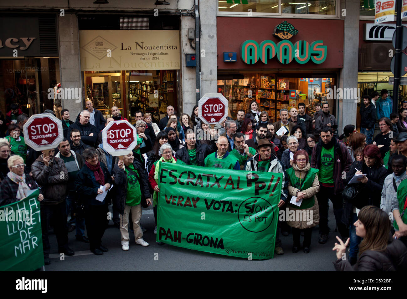 PAH-Aktivisten vor dem Sitz der PP in Girona Stockfoto
