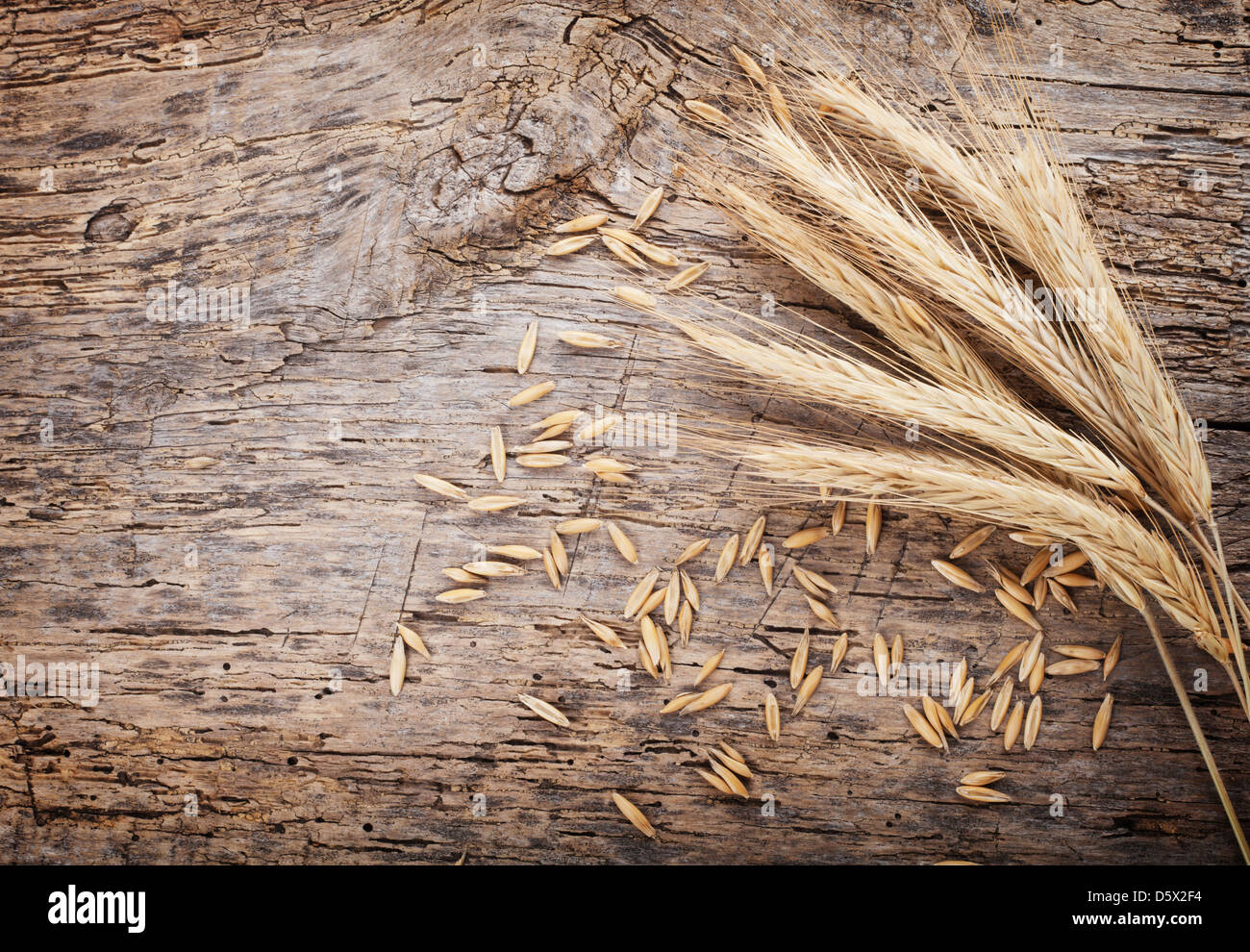 Weizen auf dem Holz Hintergrund Stockfoto