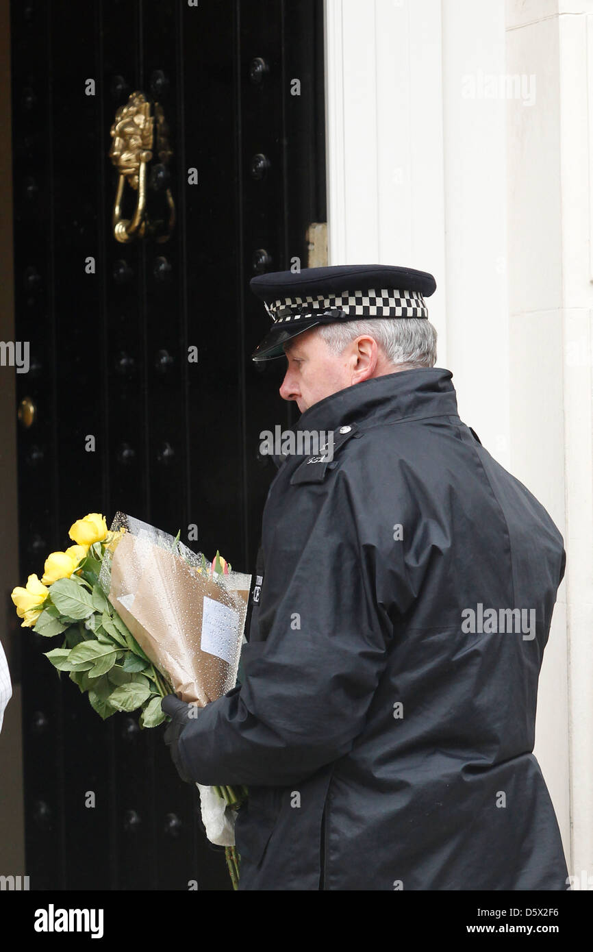 Losinda im Alter von 5 Jahren legt Blumen außerhalb des Hauses der ehemaligen britischen Premierministerin Margaret Thatcher in London, Großbritannien, 20 April 09 Stockfoto