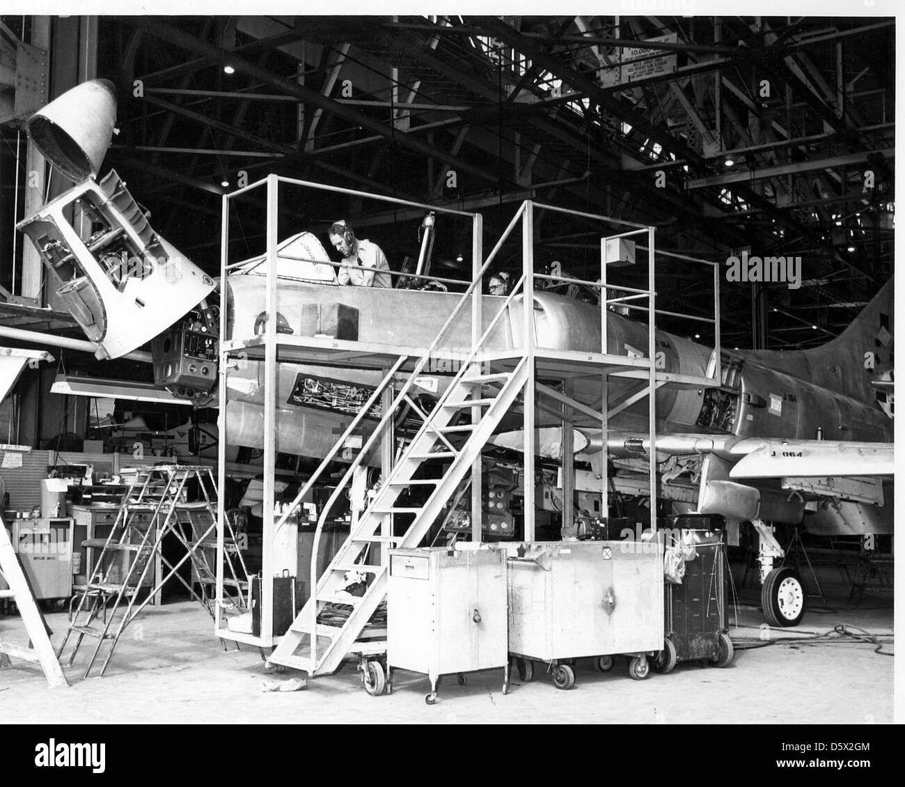 Überholung und Reparatur Abt. an der NAS Pensacola, führen die Arbeiten an dem Cockpit eines Douglas TA-4 kyhawk'. Neben der Überarbeitung, die Überholung und Reparatur Abt. viele Schlacht - beschädigte Douglas A-4 kyhawks" umgebaut. Stockfoto