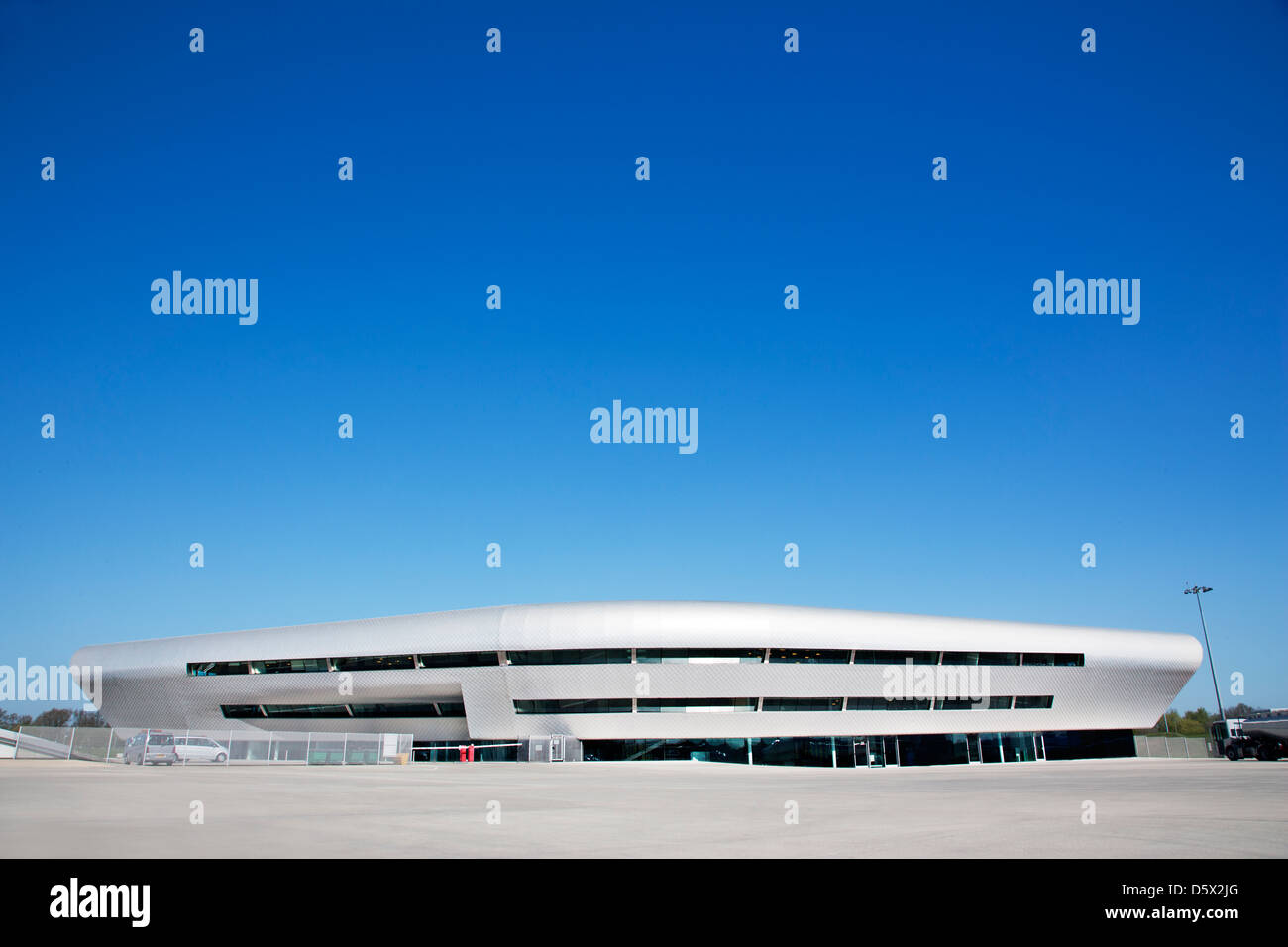 Moderne Gebäude und blauer Himmel Stockfoto