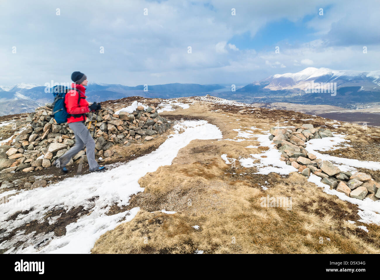 Ein Wanderer zu Fuß bis zum Gipfel des Bleaberry fiel in den Schnee. Stockfoto