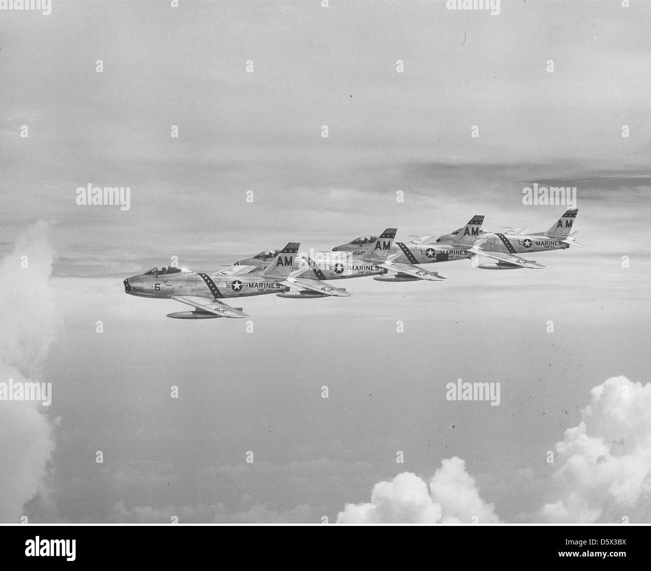 North American FJ-2 "Furys" des USMC VMF-451 in der Nähe von NAS Atsugi, Japan. Sie hängen auf MAG-11. Stockfoto