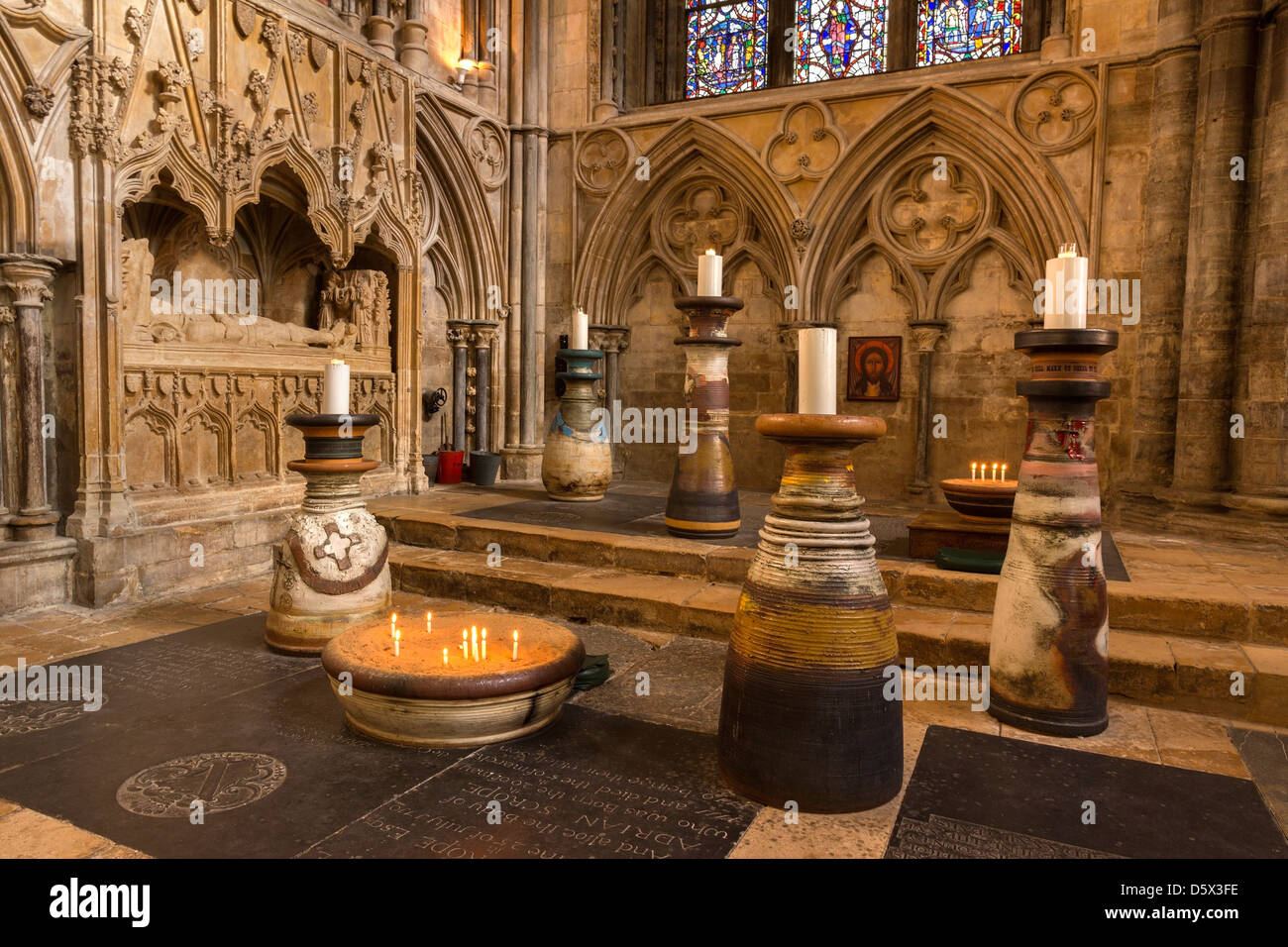 Riesige Gilbert Töpfe Kerzenhalter im Bereich des Gedenkens und des Gebetes, Angel Choir, Kathedrale von Lincoln, Lincolnshire, England, UK Stockfoto