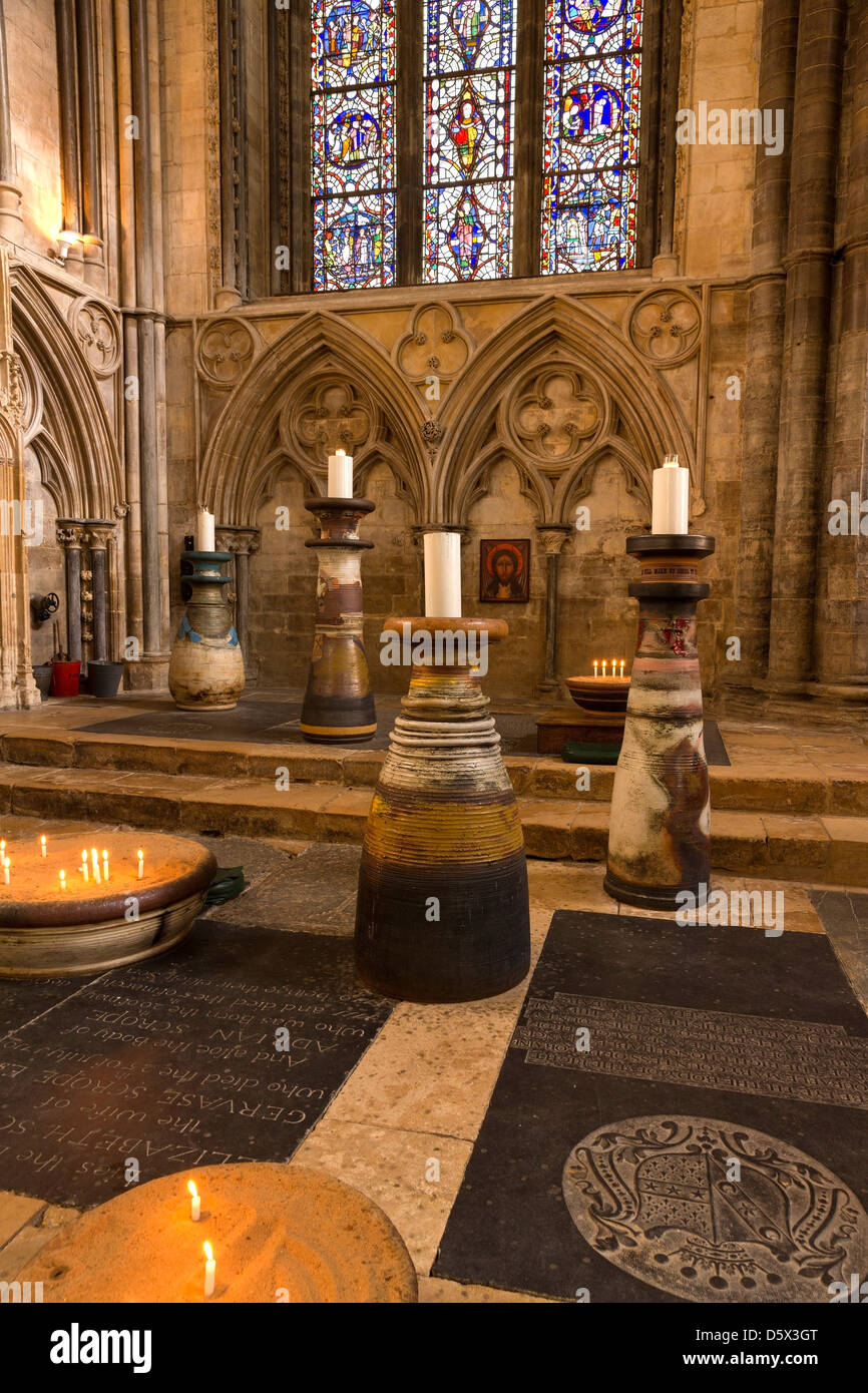 Riesige Gilbert Töpfe Kerzenhalter im Bereich des Gedenkens und des Gebetes, Angel Choir, Kathedrale von Lincoln, Lincolnshire, England, UK Stockfoto