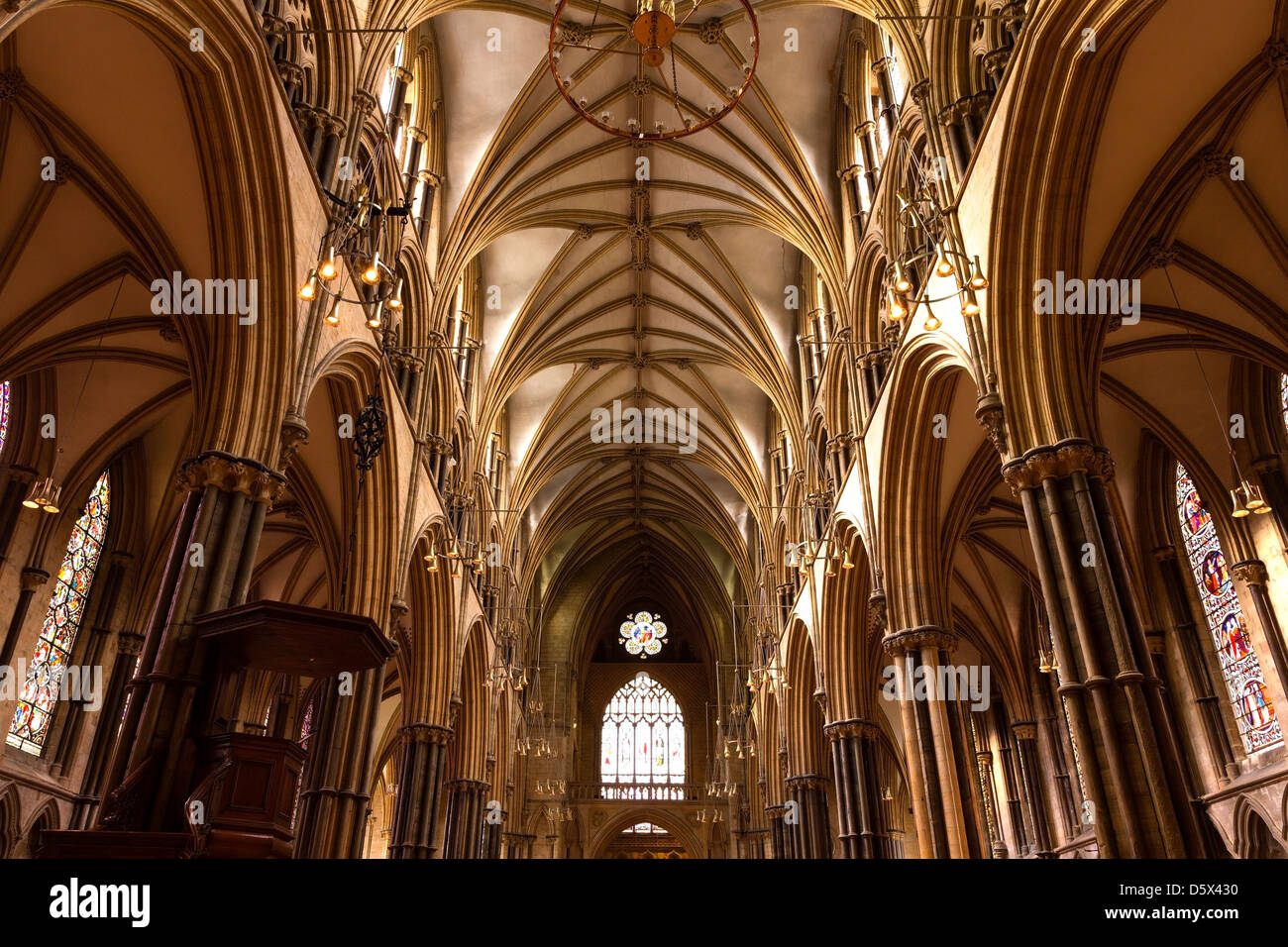 Spitz, gotische Mauerwerk Bögen, Steinsäulen und gewölbte Decken über dem Hauptschiff der Kathedrale von Lincoln, Lincolnshire, England, UK Stockfoto