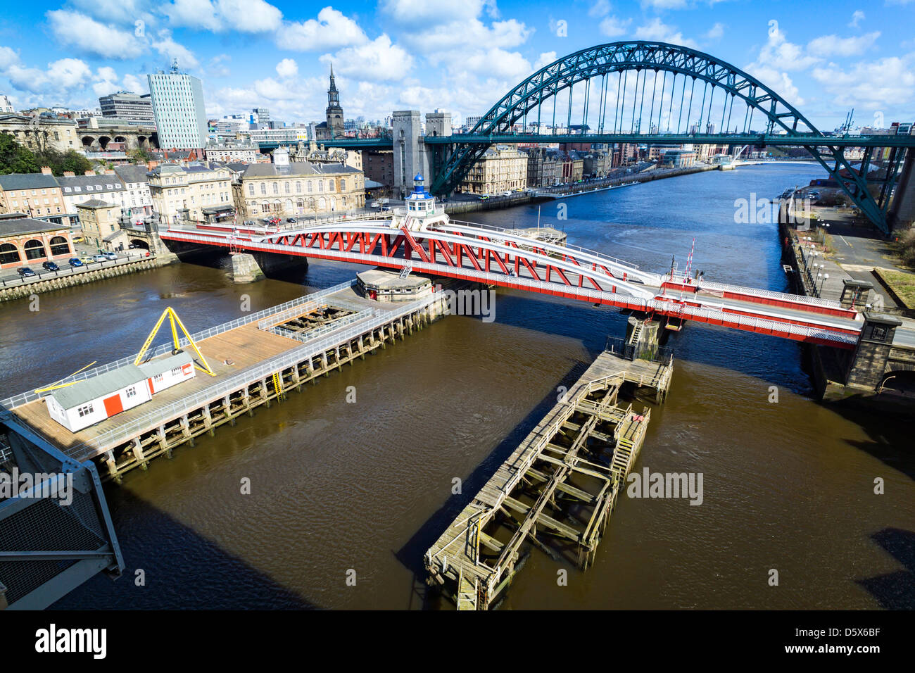 Die Schaukel & Tyne Brücke über den Fluss Tyne in Newcastle. Stockfoto