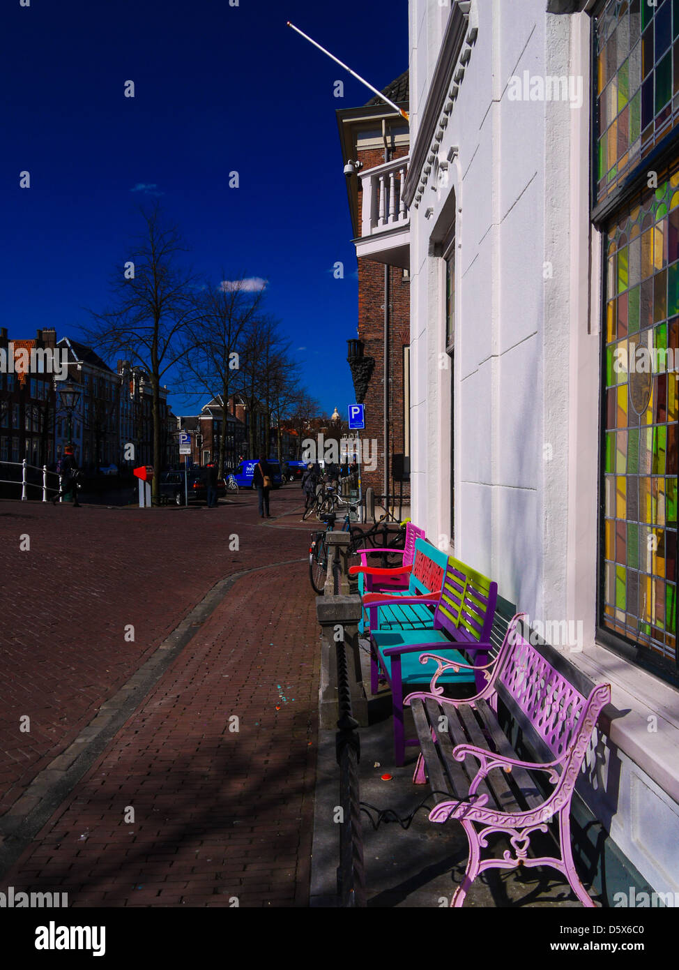 Bunte Bänke, Rapenburg, Straße in Leiden, Niederlande Stockfoto