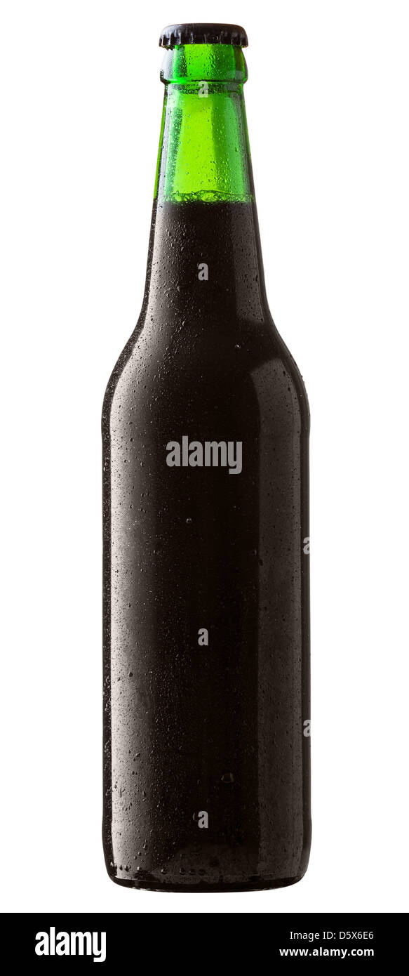 Flasche Schwarzbier mit Tropfen auf weißem Hintergrund. Clipping-Pfad Stockfoto
