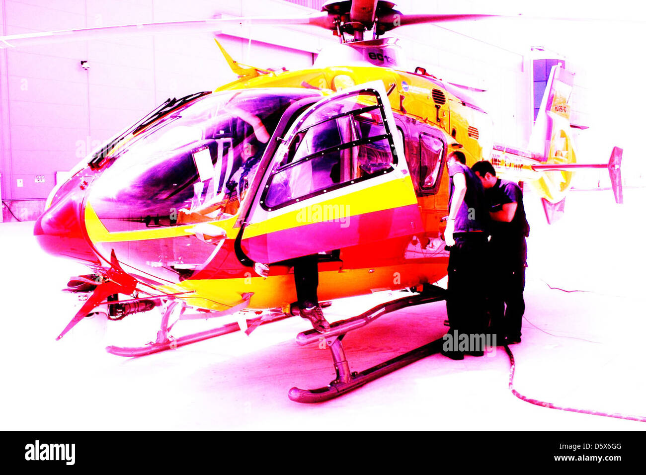 Der Eurocopter EC135 P2+ (EC135 P2i) mit der Registrierung HU.26-10 ist ein leichter zweimotoriger Hubschrauber, der hauptsächlich für medizinische Notdienste und Strafverfolgungsbehörden eingesetzt wird. Seine fortschrittliche Avionik und sein effizientes Design machen ihn zu einer vielseitigen Plattform für eine Vielzahl von Missionen. Stockfoto