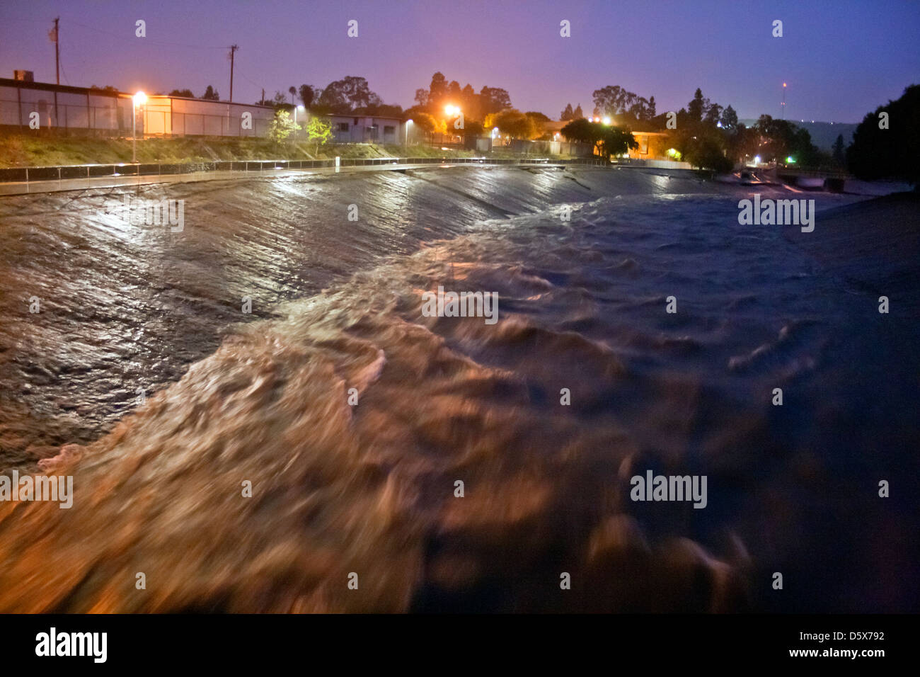 Regen Wasser Leergut aus Sturm Rohre in Ballona Creek, ein neun-Meilen-Wasserstraße, die das Los Angeles Becken entwässert. Stockfoto