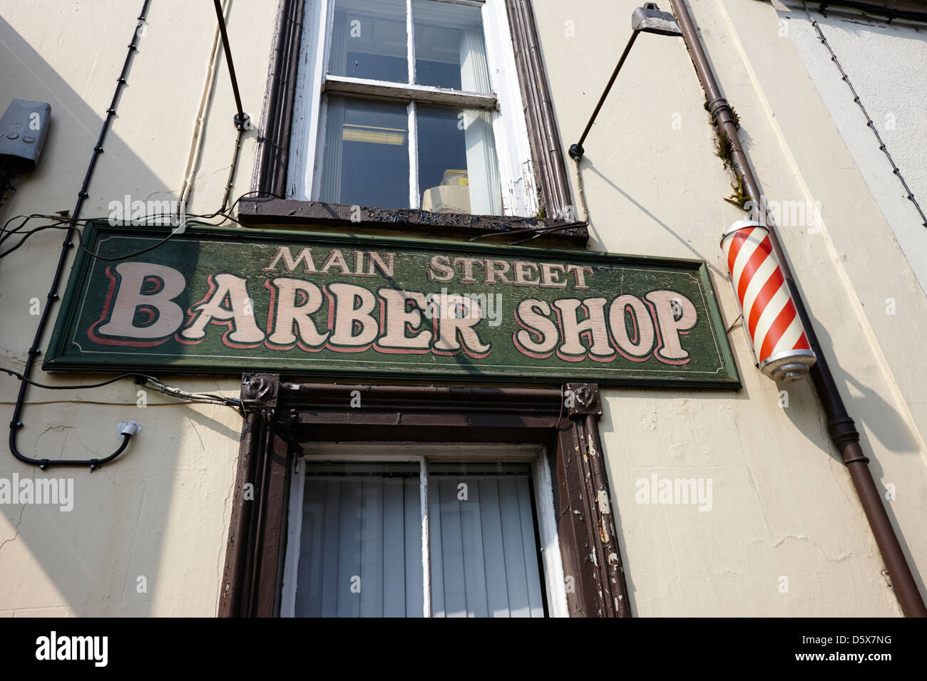 abgenutzte Farbe auf gemalten Schild außerhalb traditioneller Barber Shop Moira Grafschaft unten Nordirland Vereinigtes Königreich Stockfoto