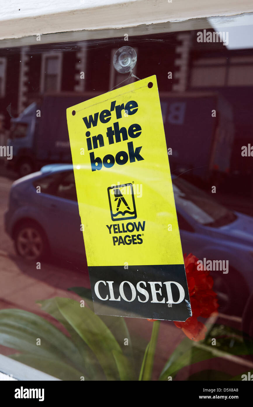 alte gelbe Seiten wurden im Buch Zeichen in ein Closed Shop Fenster Moira County down Nordirland Vereinigtes Königreich Stockfoto