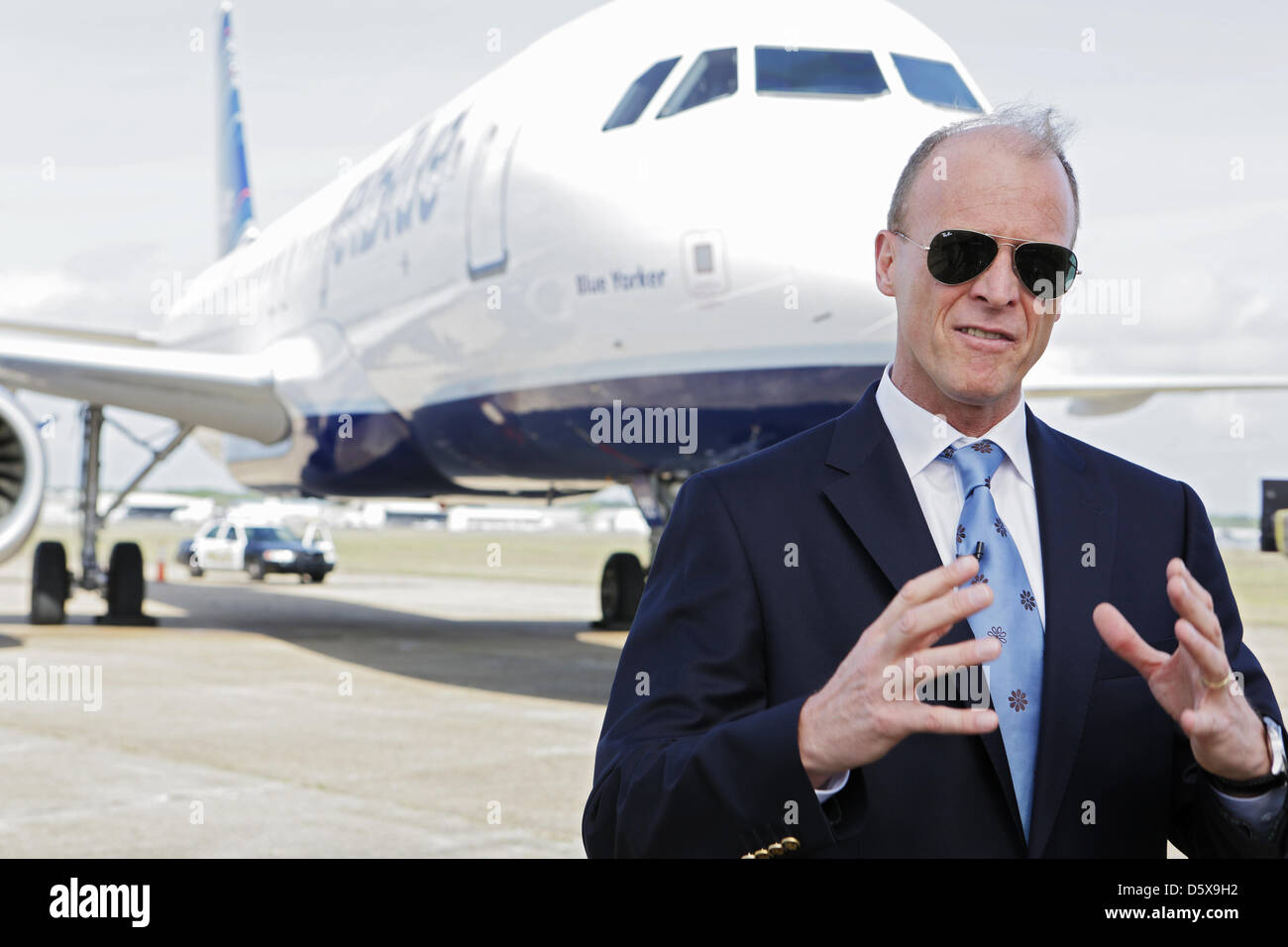 Mobile Alabama Usa 8 April 13 Eads President Und Ceo Tom Enders Steht Vor Einem Airbus A3 Fur Ein Kamera Interview Wahrend Ein Bahnbrechendes Ereignis In Der Brookely Aeroplex In Mobile Alabama Usa Am