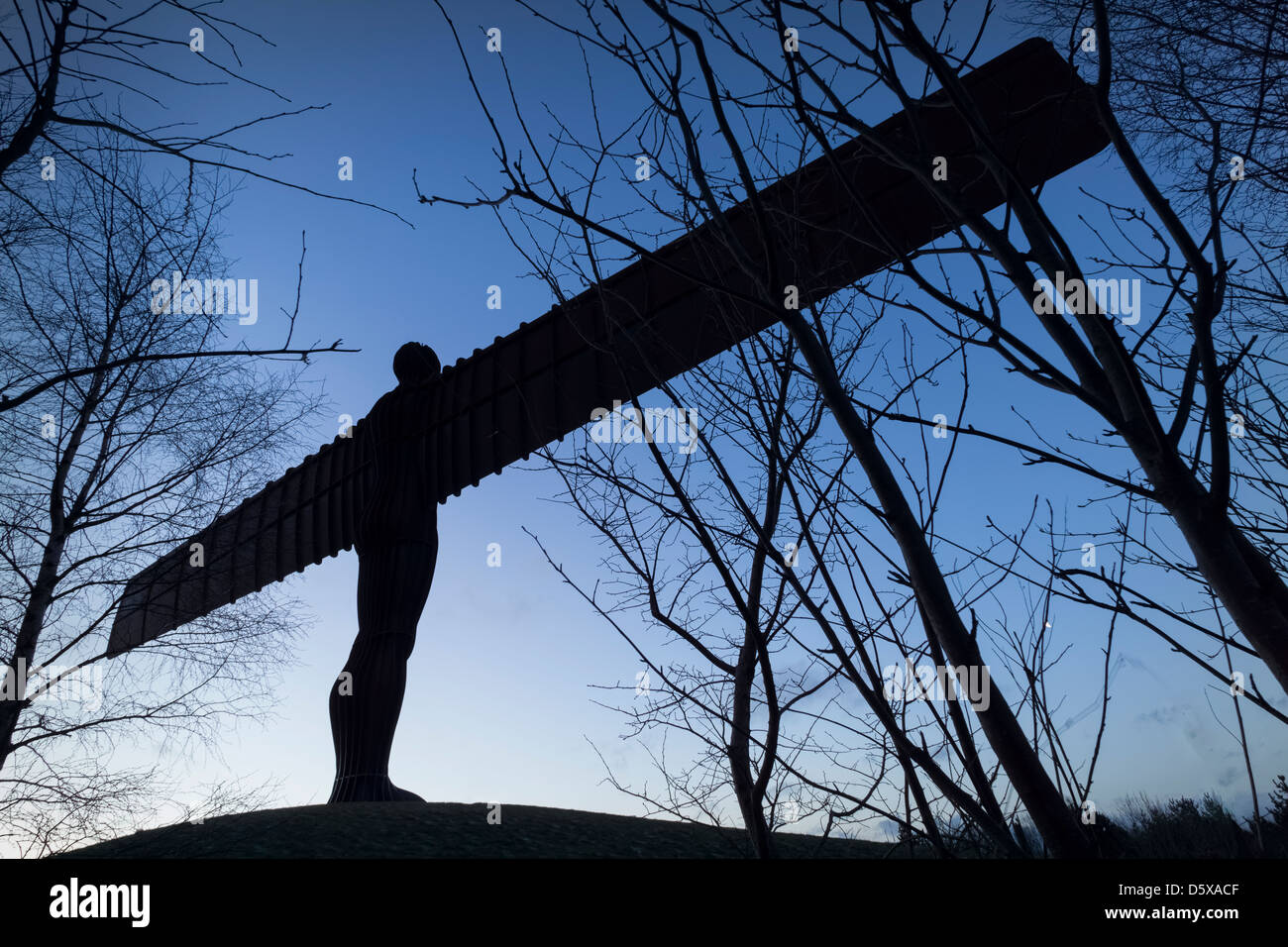 Engel des Nordens, zeitgenössische Skulptur, entworfen von Antony Gormley in Gateshead, England gelegen. Stockfoto