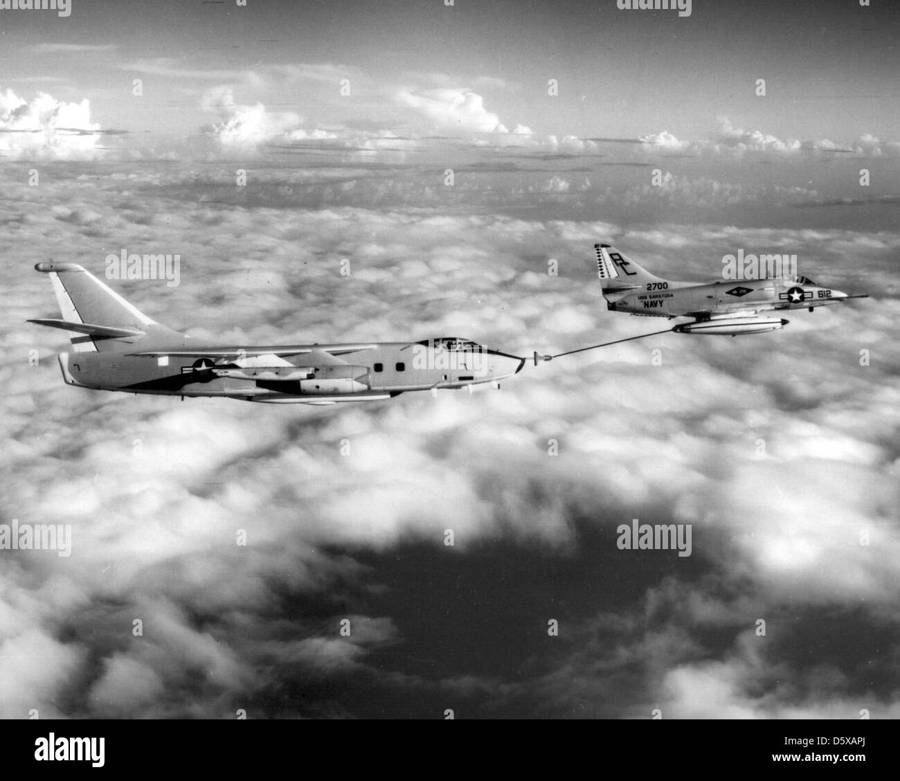 Eine Douglas A-4B'S kyhawk' der Attack Squadron 200 16 (VA-216) tankt eine Douglas EA-3B (A3D/A3) Der kywarrior' des Fleet Air Reconnaissance Squadron Zwei (VQ-2). Stockfoto