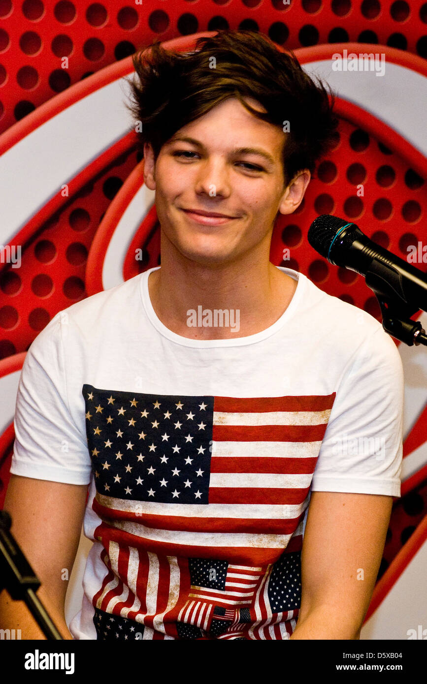 Louis Tomlinson britischen Boyband One Direction Höchstleistungen 103,5 KISS FM Chicagos Coca Cola Lounge Chicago, Illinois - 24.02.12 Stockfoto