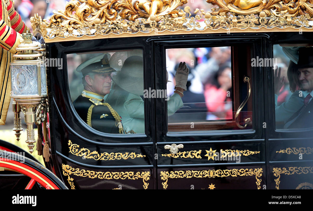 Charles Prince Of Wales und Camilla Duchess of Cornwall verlassen nach der königlichen Hochzeit die Hochzeit von Prinz William und Stockfoto