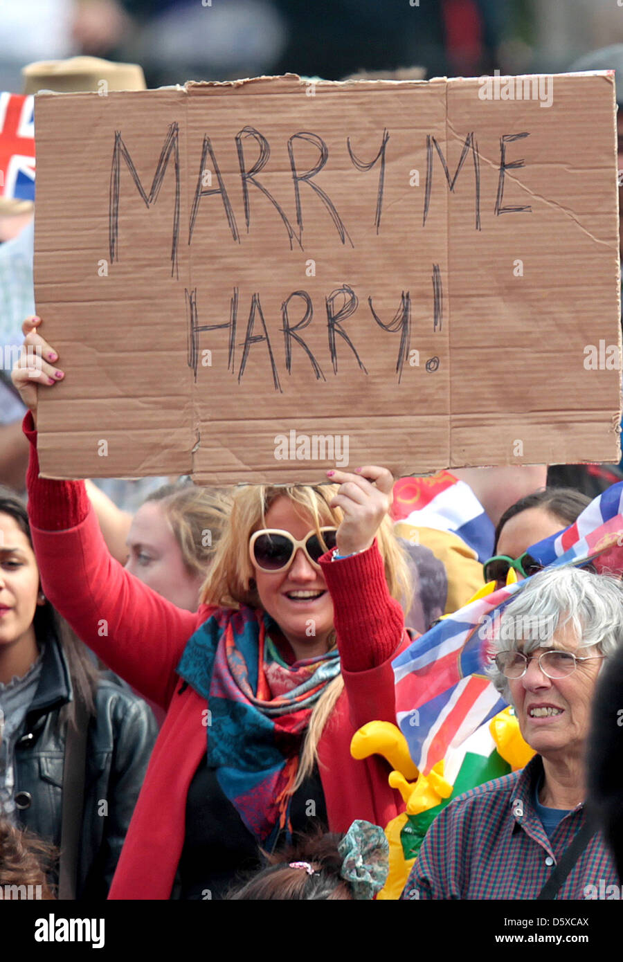 Frau mit einem Schild, das sagt "Heiraten mich Harry!" Die Hochzeit von Prinz William und Catherine MiddletonWestminster Abtei Stockfoto