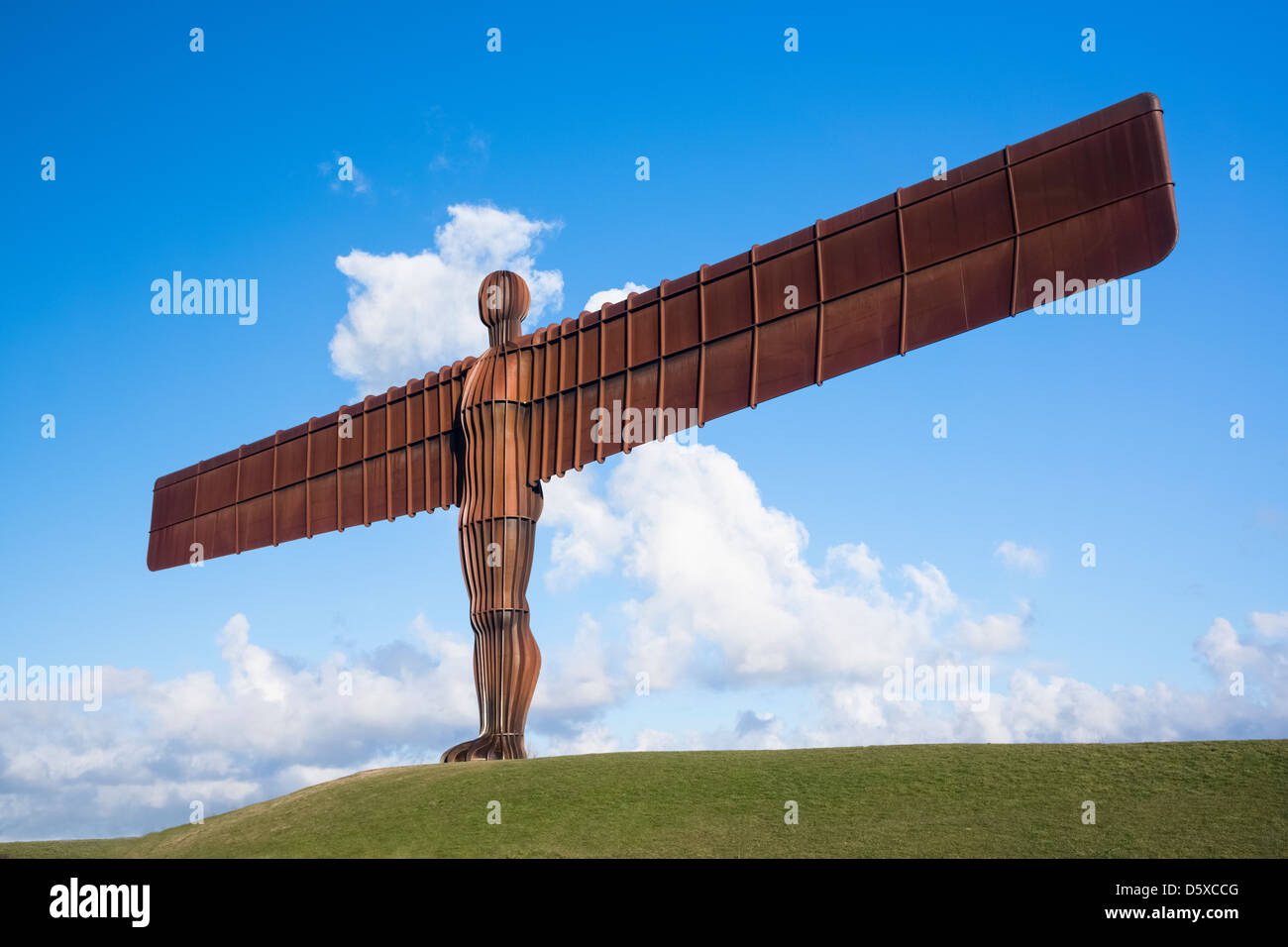 Engel des Nordens, zeitgenössische Skulptur, entworfen von Antony Gormley in Gateshead, England gelegen. Stockfoto