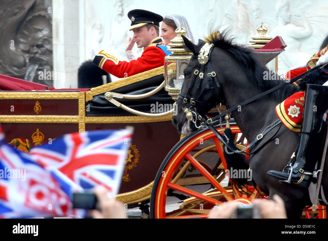 Catherine Middleton, Herzogin von Cambridge, mit Prinz William, Herzog von Cambridge, verlassen das Kloster in einer Pferdekutsche Stockfoto