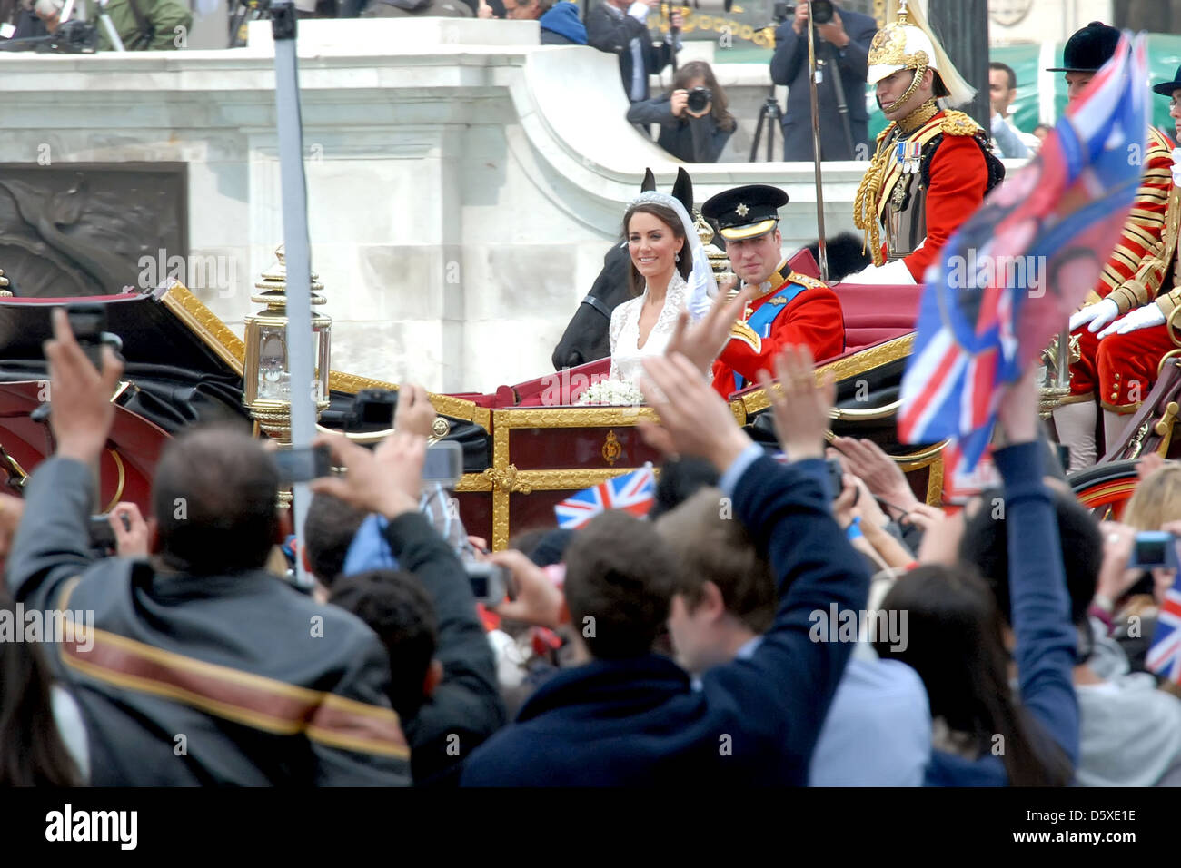 Catherine Middleton, Herzogin von Cambridge, mit Prinz William, Herzog von Cambridge, verlassen das Kloster in einer Pferdekutsche Stockfoto