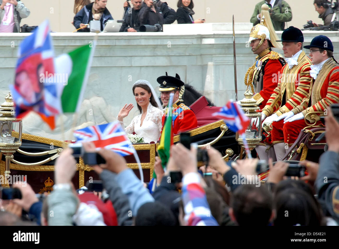 Catherine Middleton, Herzogin von Cambridge, mit Prinz William, Herzog von Cambridge, verlassen das Kloster in einer Pferdekutsche Stockfoto