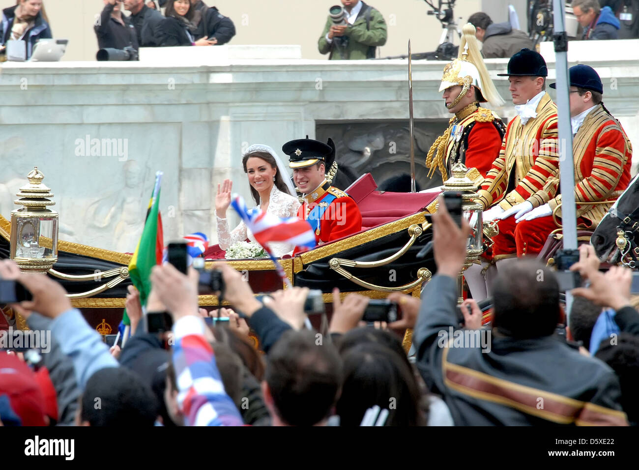 Catherine Middleton, Herzogin von Cambridge, mit Prinz William, Herzog von Cambridge, verlassen das Kloster in einer Pferdekutsche Stockfoto