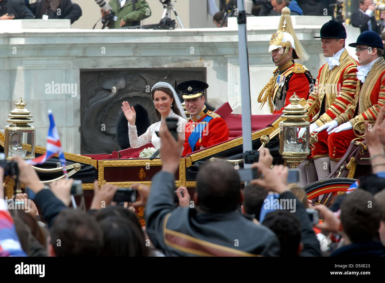 Catherine Middleton, Herzogin von Cambridge, mit Prinz William, Herzog von Cambridge, verlassen das Kloster in einer Pferdekutsche Stockfoto