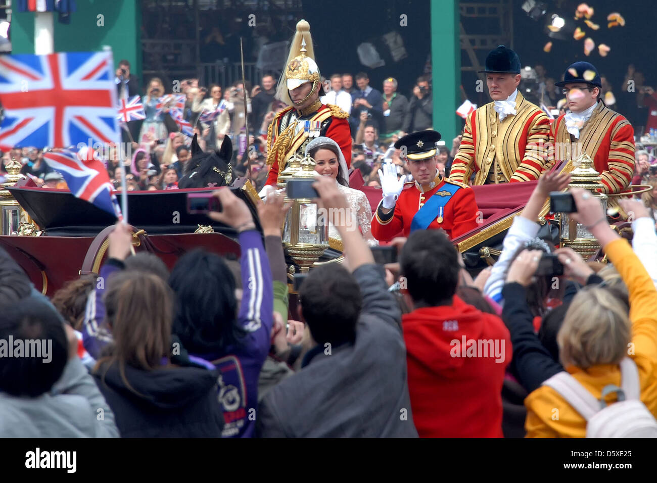Catherine Middleton, Herzogin von Cambridge, mit Prinz William, Herzog von Cambridge, verlassen das Kloster in einer Pferdekutsche Stockfoto