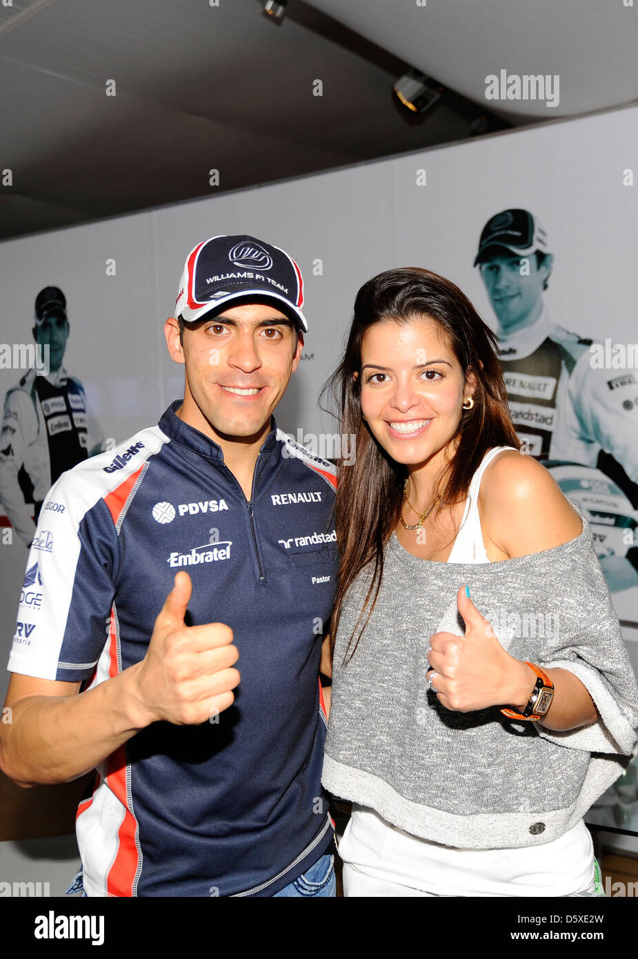 Pastor Maldonado mit seiner Freundin Gabriella Tarkany nach dem qualifying pole position vor Zeile. WILLIAMS F1 Team, Stockfoto