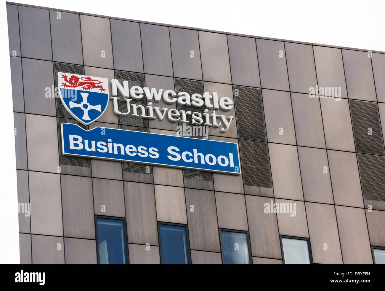 Newcastle University Business School Zeichen auf der Seite eine Campus-Gebäude. Stockfoto