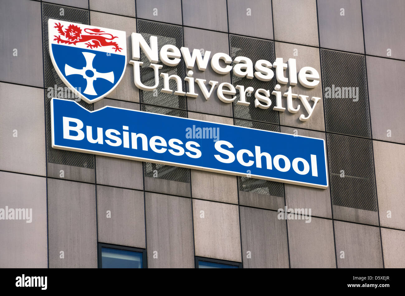 Newcastle University Business School Zeichen auf der Seite eine Campus-Gebäude. Stockfoto