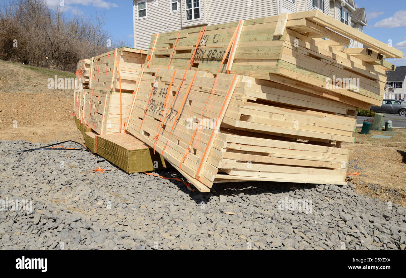Stapel von neuen Bauholz bereit für den Bau eines neuen Hauses Stockfoto