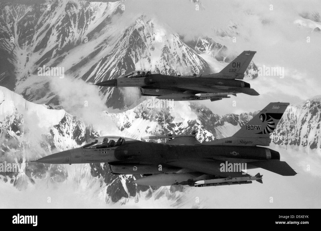 Zwei F-16C/D Fighting Falcons der 112th Fighter Squadron der Ohio Air National Guard führen während der Übung Northern Edge 06 ein rotes Luftmanöver über Alaska durch. Die Übung war Teil der Ausbildung des U.S. Pacific Command zur Vorbereitung der Streitkräfte auf die Krisenreaktion im Pazifik. Stockfoto