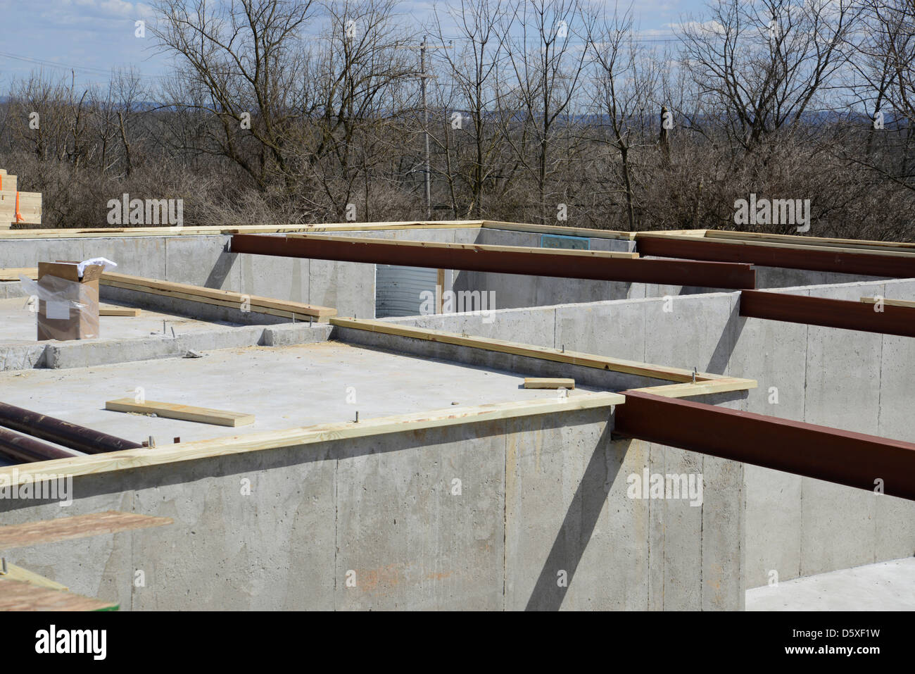Betonfundament mit Stahlträger für den Boden-Balken Stockfoto