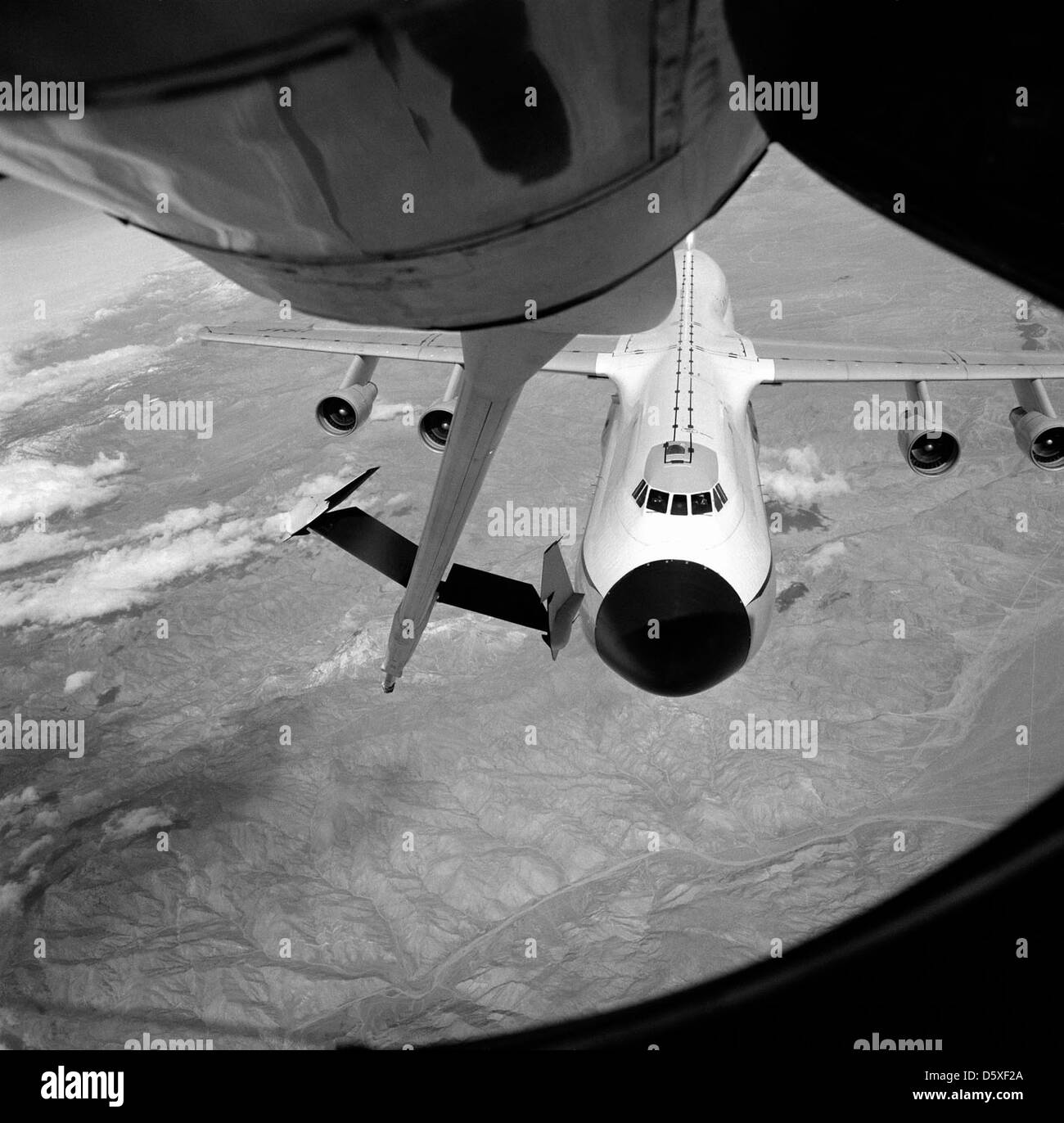 Die Lockheed C-5A 'Galaxy', ein großes militärisches Transportflugzeug, wird in der Luft von einem Boeing KC-135A 'Stratotanker' betankt. Diese Tankmöglichkeit erweitert den Einsatzbereich des C-5A und ermöglicht Langstreckenflüge. Stockfoto