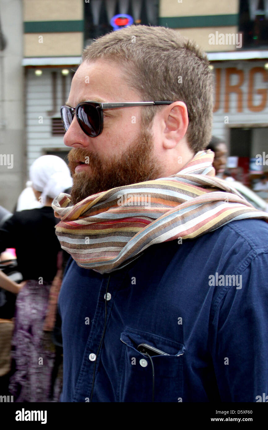Zach Galifianakis Promis bei den NBA Playoffs Spiel 4, New York Knicks Vs Boston Celtics - Ankunft New York City, USA- Stockfoto