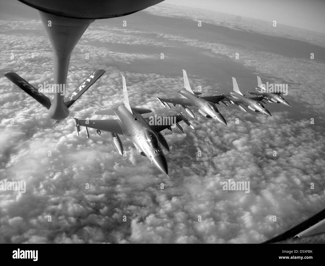Vier Royal Danish Air Force Piloten fliegen General Dynamics F-16 "Fighting Falcons". Stockfoto