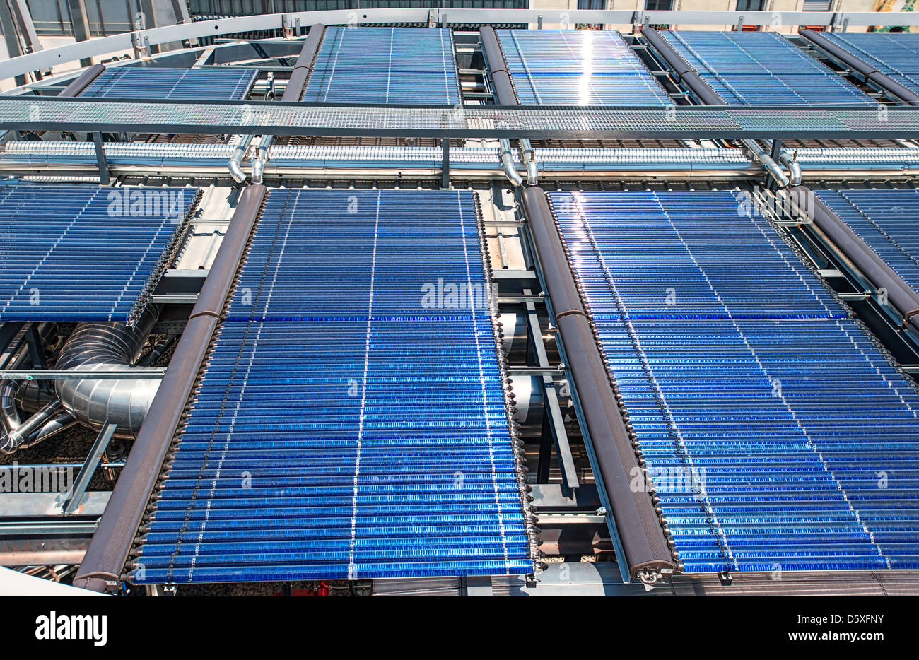 Solaranlage auf Dach Barcelona Stockfoto