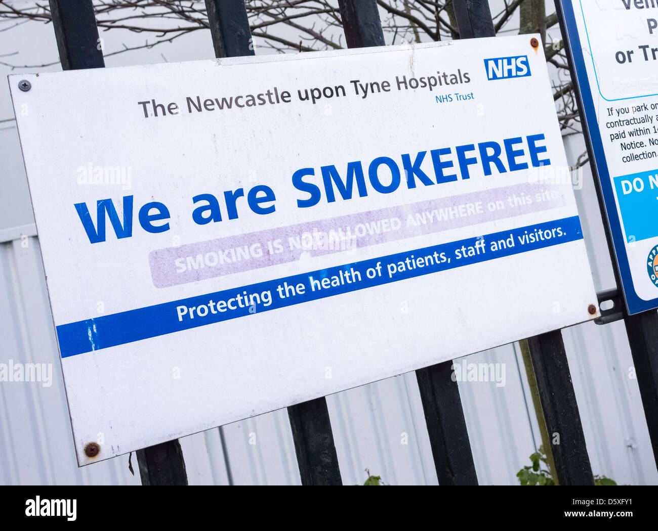 Wir sind rauchfrei Zeichen außerhalb eines NHS-Krankenhaus Stockfoto