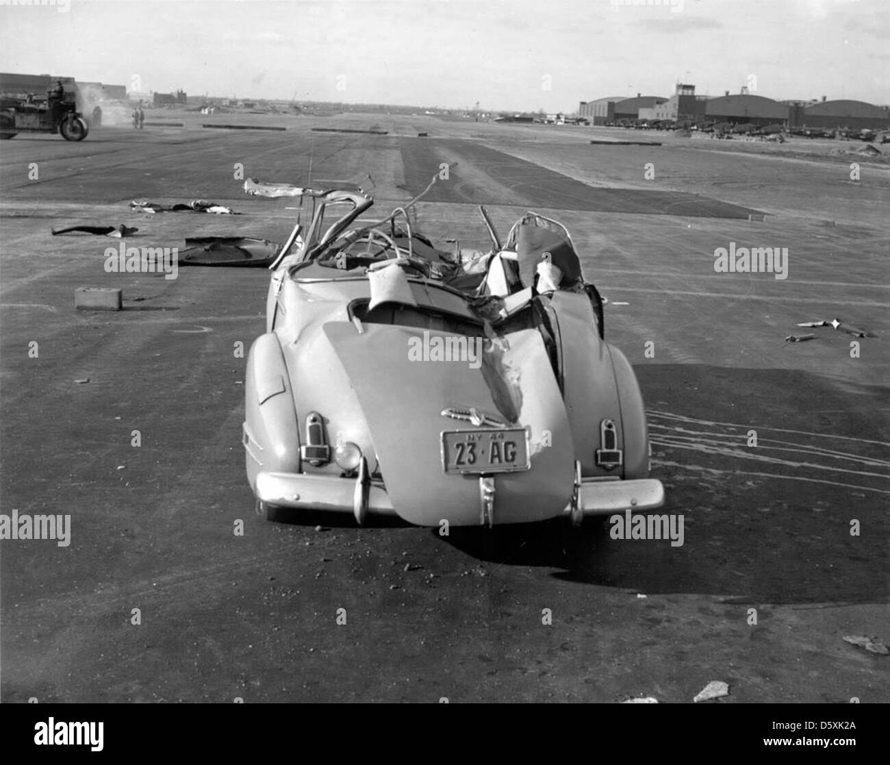 Ein Grumman F6F 'Hellcat' machte 1944 eine falsche Landung. Die F6F war ein Trägerflugzeug, das während des Zweiten Weltkriegs ausgiebig eingesetzt wurde und für seine Effektivität im Kampf und seine Rolle in Seeschlachten bekannt war. Stockfoto