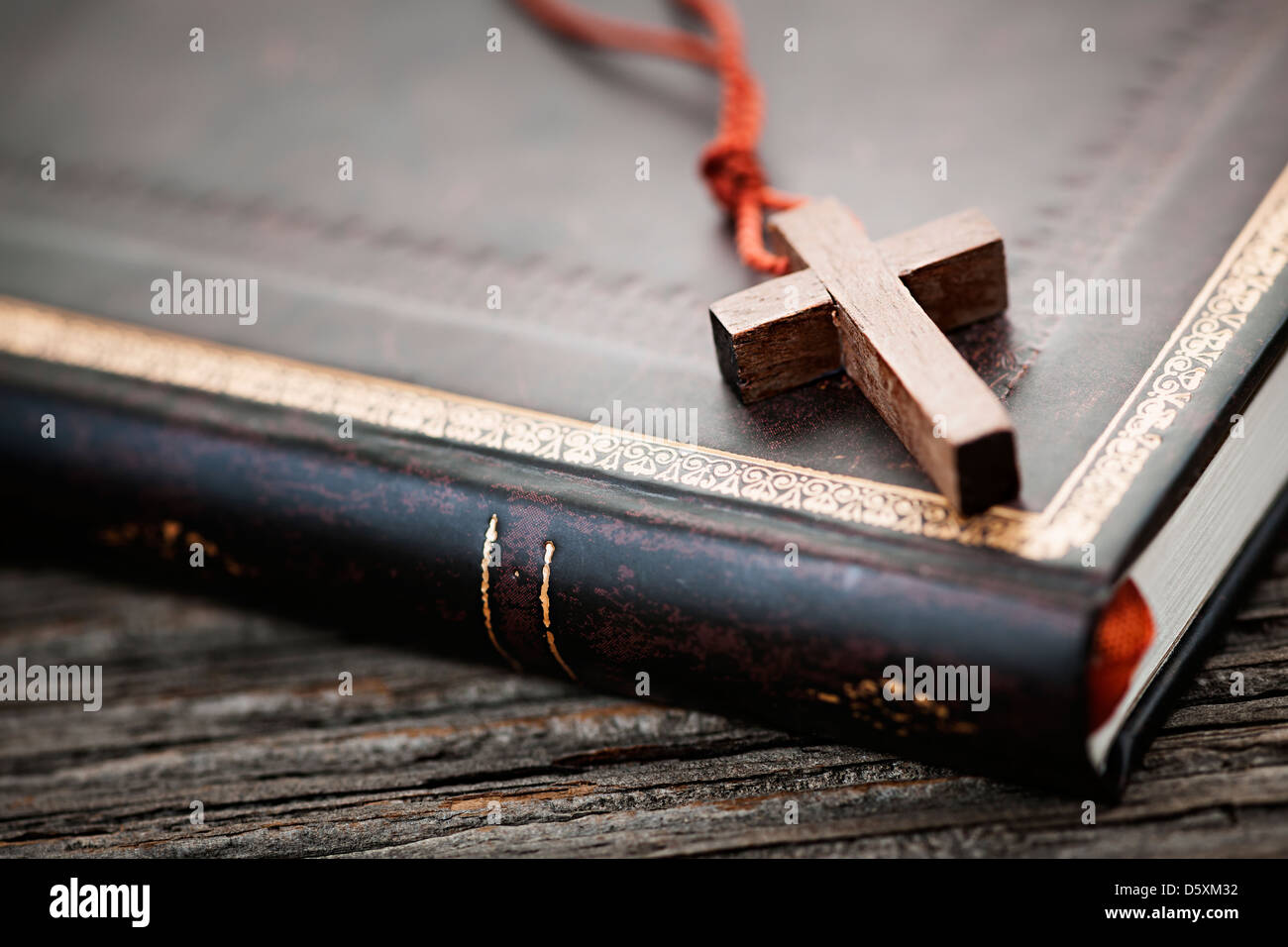 Nahaufnahme von einfachen hölzernen Christian Kreuz Halskette auf Bibel Stockfoto
